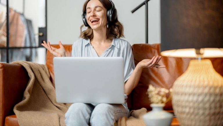 Best Headphones for Digital Nomads and Remote Workers (Sound of Success)